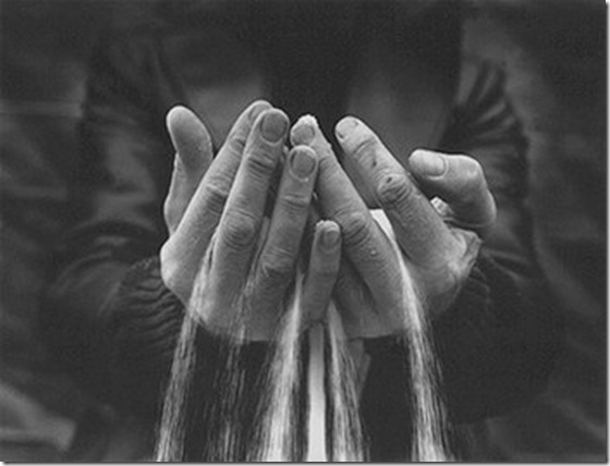 _sable_dans_les_mains_